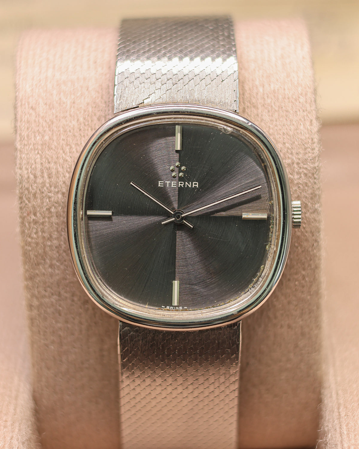 Eterna TV vintage cadran Sunburst 1979 réf 3438047 - fond du boîtier